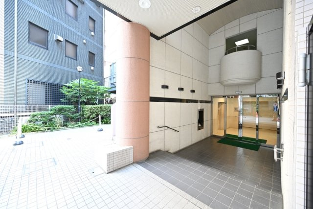 パーク・ノヴァ横浜・参番館のエントランス|落ち着いたエントランスです