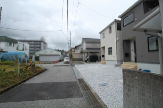 高知市針木東町　第1　１号棟　新築戸建　(全2区画)の前面道路含む現地写真|西側　幅　4.2ｍ　　間口　6.3ｍ