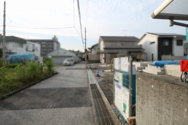 高知市針木東町　第1　１号棟　新築戸建　(全2区画)の前面道路含む現地写真|西側　幅　4.2ｍ　　間口　6.3ｍ