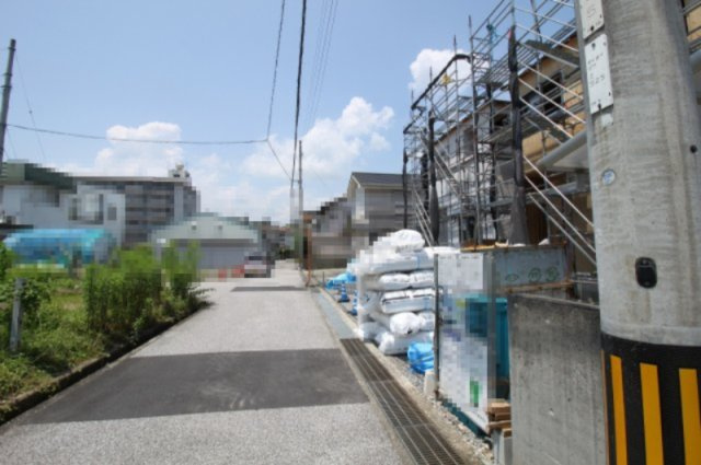 高知市針木東町　第1　１号棟　新築戸建　(全2区画)の前面道路含む現地写真|西側　幅　4.2ｍ　　間口　6.3ｍ