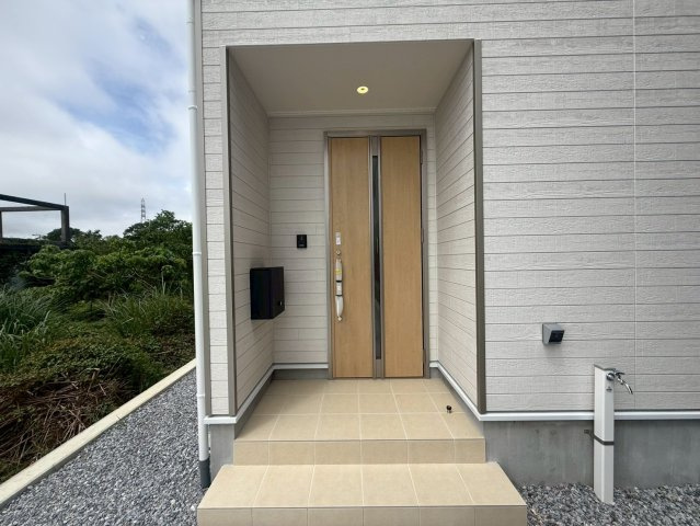 ♥♥糸満市座波第3-④号棟（全4棟）の玄関
