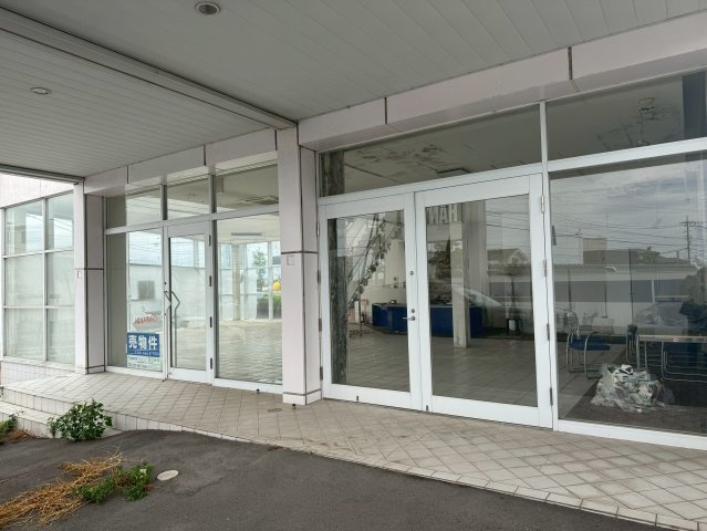 高崎市新保町　一棟ビルのエントランス