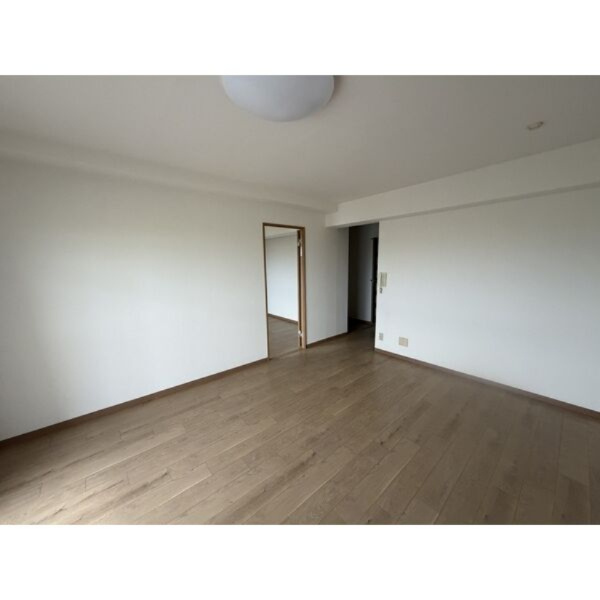 グランデ元塩の洋室|別部屋反転間取の写真となります。