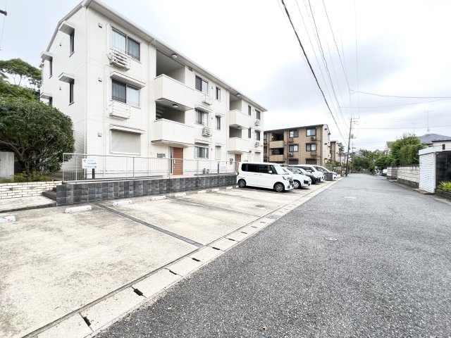 リビングタウンみつわ台の駐車場