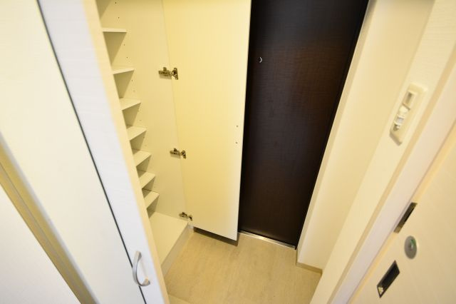 クローバー・グランデ昭和町の玄関