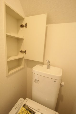 高知市針木東町　第1　2号棟　新築戸建　(全2区画)のトイレ|1F　収納あります！