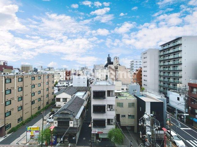 サンレイ浅草の展望|手を伸ばせば、ふれることが出来そうな環境が、そのままインテリアになったような印象です。その豊かな眺望にふさわしい空間には、通風・採光にも優れ、心地よい光と風があふれています