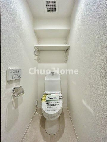 サンレイ浅草のトイレ|【トイレ】 収納スペースをしっかりと確保した温水洗浄便座機能付きトイレ。温水洗浄便座は清潔にお使いいただくための大切なアイテムです。