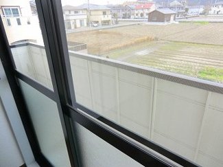 【バルコニー】 | アメニティハイム | 外からの目が気にならないバルコニーで洗濯物が干せます
