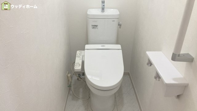 草加市稲荷4丁目　中古一戸建てのトイレ