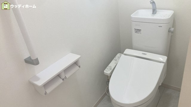 草加市稲荷4丁目　中古一戸建てのトイレ