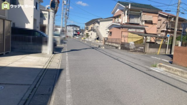 草加市稲荷4丁目　中古一戸建ての前面道路含む現地写真