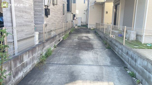 草加市稲荷4丁目　中古一戸建ての駐車場