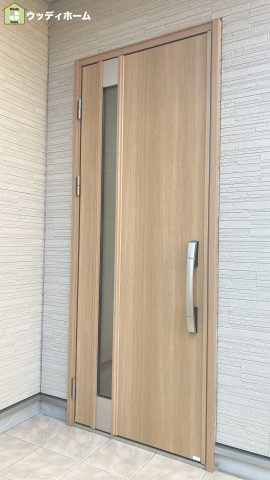 草加市稲荷4丁目　中古一戸建ての玄関