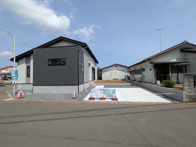 土浦市板谷　6期　新築戸建ての前面道路含む現地写真|現地完成済で建物や駐車場、お庭も全てご覧いただけます。
陽当たりや敷地の広さをご確認できます！
本日のご見学も可能です♪
お気軽にお電話またはお問い合わせください。
