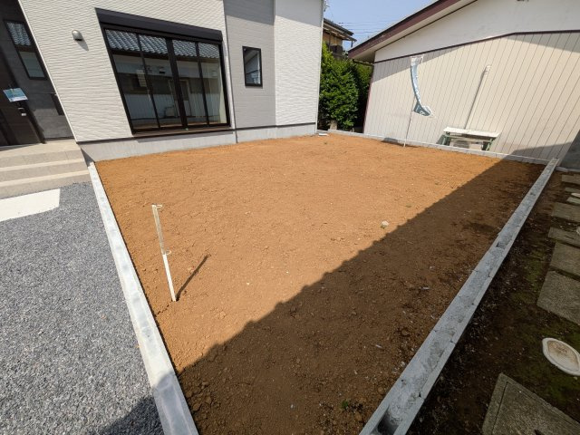 土浦市板谷　6期　新築戸建ての庭|リビングに明るい光を届ける広々とした南庭。
お子様の遊び場やペットのスペースとしても最適です。
室内外で心地よい暮らしが叶います。