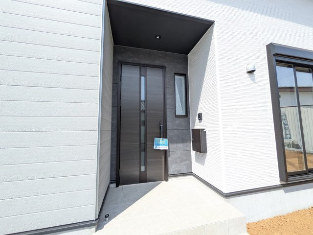 土浦市板谷　6期　新築戸建ての玄関|お洒落な玄関ドアと洗練された外壁デザイン。家の顔にふさわしい上質な佇まいで、ご家族やお客様を迎えます。