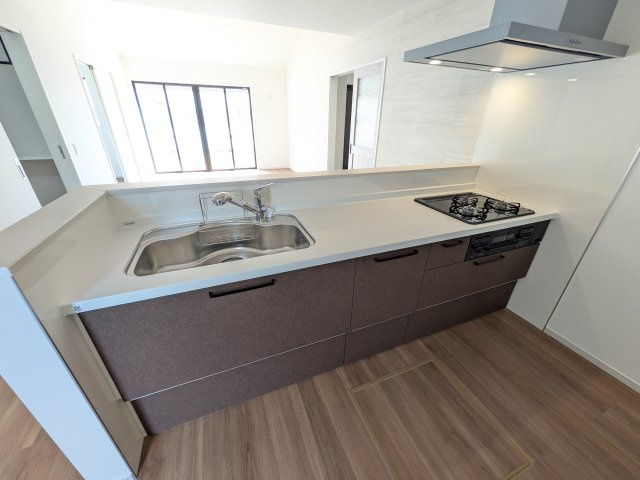 土浦市板谷　6期　新築戸建てのキッチン|料理がもっと楽しくなる広々としたワークトップ。お手入れしやすい素材を採用し、日々の掃除もラクラクこなせます。