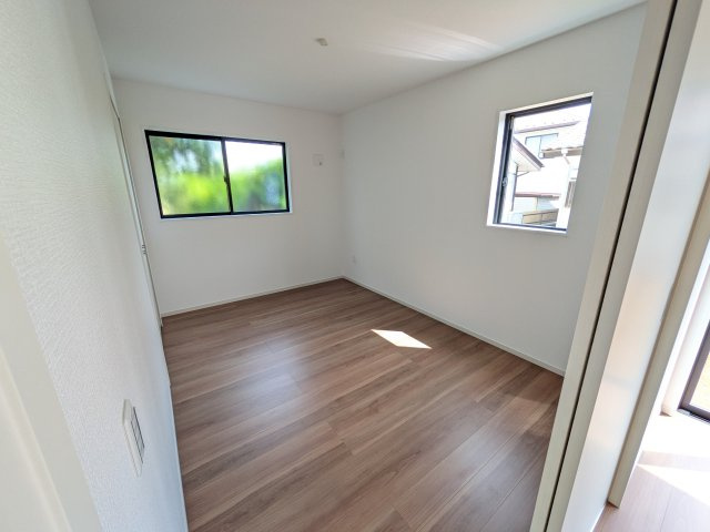 土浦市板谷　6期　新築戸建ての洋室|リビングと繋がる多目的スペース。引き戸を開ければ広々LDK、閉じれば客間や書斎、お子様の遊び場に早変わりします。日当たりも良好です♪