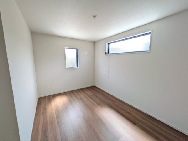 土浦市板谷　6期　新築戸建ての洋室|デザイン性の高いアクセントクロスで、落ち着いた雰囲気を演出。収納力たっぷりのWIC完備で、室内をすっきりと保てます♪