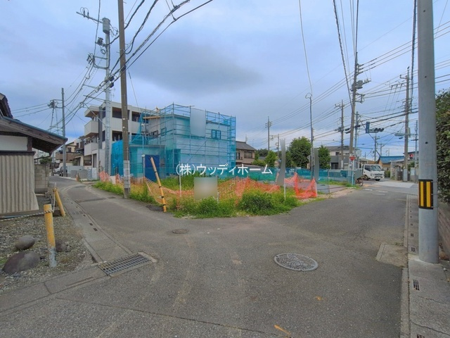 越谷市越ヶ谷本町　新築一戸建ての前面道路含む現地写真