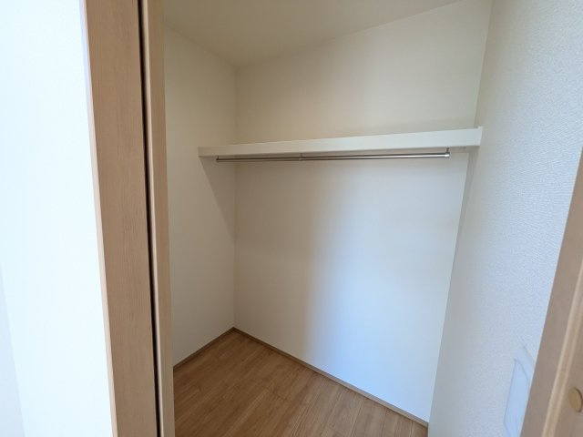 白井市南山Ⅲ　A号棟の収納|大容量のウォークインクローゼット。衣類はもちろん、スーツケースや季節の家電もまとめて収納でき、居室空間をすっきりと保ちます。