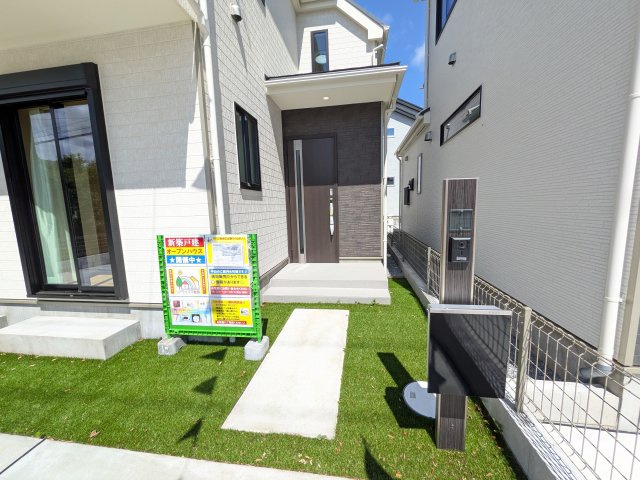 白井市南山Ⅲ　A号棟の玄関|お洒落な玄関ドアと洗練された外壁デザイン。家の顔にふさわしい上質な佇まいで、ご家族やお客様を迎えます。