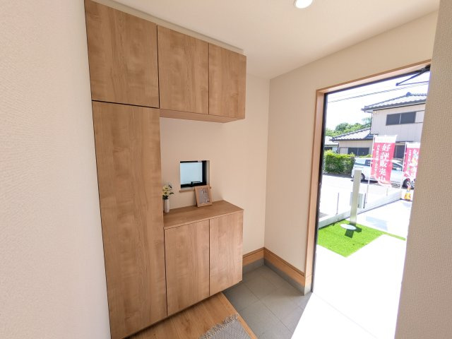 白井市南山Ⅲ　A号棟の玄関|家族全員の靴がスッキリ片付く大容量シューズボックス完備。
お客様を気持ちよく迎えられる、明るく清潔感あふれる玄関です。