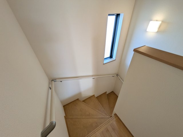 白井市南山Ⅲ　A号棟の内装|窓付きで明るい階段は、手すり付きでお子様からご年配の方まで安心して上り下りができます♪