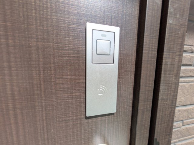白井市南山Ⅲ　A号棟の玄関|鍵の施錠・開錠はお手持ちのスマホやカードでラクラク操作。
荷物が多い日や雨の日もスムーズに出入りできるスマートキー採用です。
