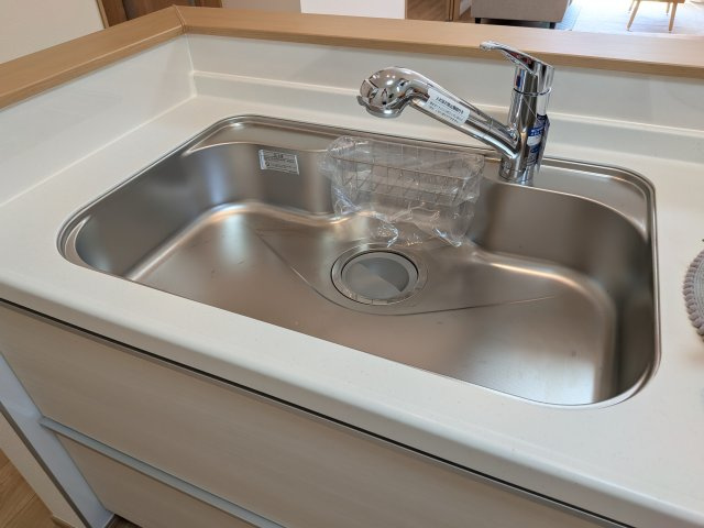 白井市南山Ⅲ　A号棟のキッチン|大きな鍋やフライパンも洗いやすい深型のシンク。
泡や水ハネを抑える設計で、キッチン周りを汚しにくいのが魅力です。