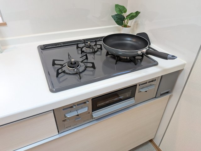 白井市南山Ⅲ　A号棟のキッチン|忙しい毎日の調理をサポートする三ツ口コンロ。
煮る・焼く・温めると同時進行で、効率よく時短料理が叶います♪