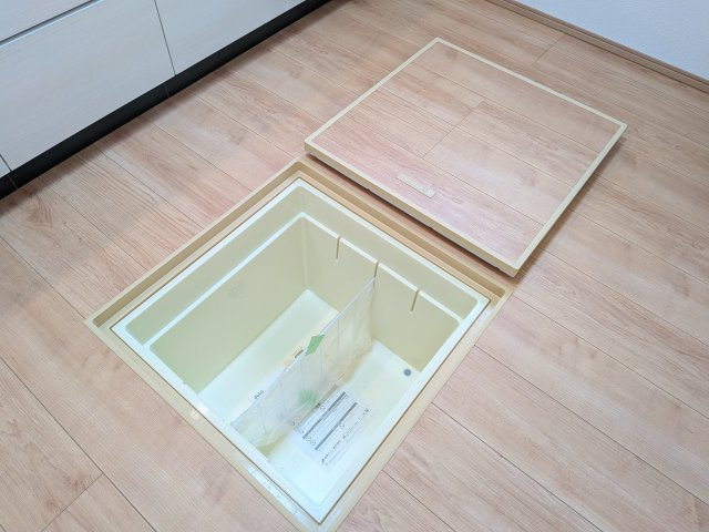 白井市南山Ⅲ　A号棟のキッチン|災害時にも安心な備蓄品の保管スペースとして活用可能。
日常使わないモノを隠して収納し、生活空間を広く使えます。