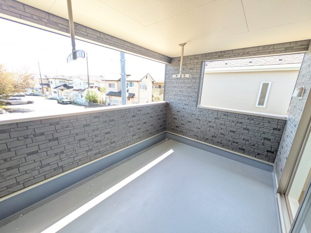土浦市天川　第4　新築戸建てのバルコニー|人気のインナーバルコニー。室内と一体感があり、雨の日のお子様の遊び場や、ペットの安全な外気浴スペースにも最適です♪