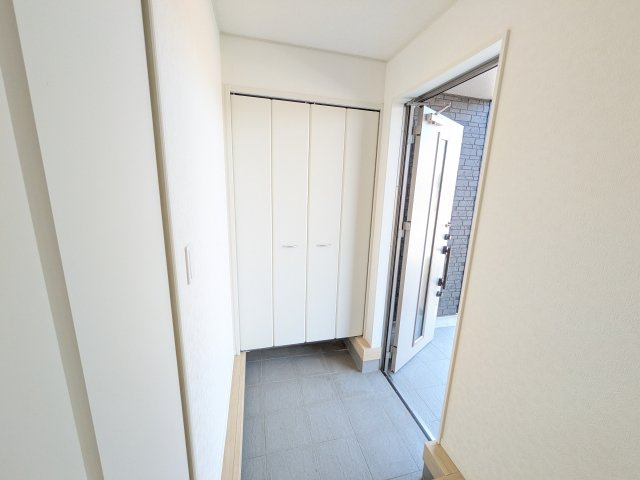土浦市天川　第4　新築戸建ての玄関|家族全員の靴がスッキリ片付く大容量シューズボックス完備。お客様を気持ちよく迎えられる、明るく清潔感あふれる玄関です。