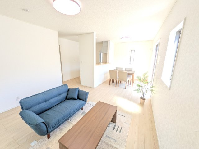 土浦市天川　第4　新築戸建ての居間・リビング|家族の会話が自然と弾む、広々としたゆとりのLDK。南西向きの窓からたっぷりの光が射し込む明るく快適な空間です。