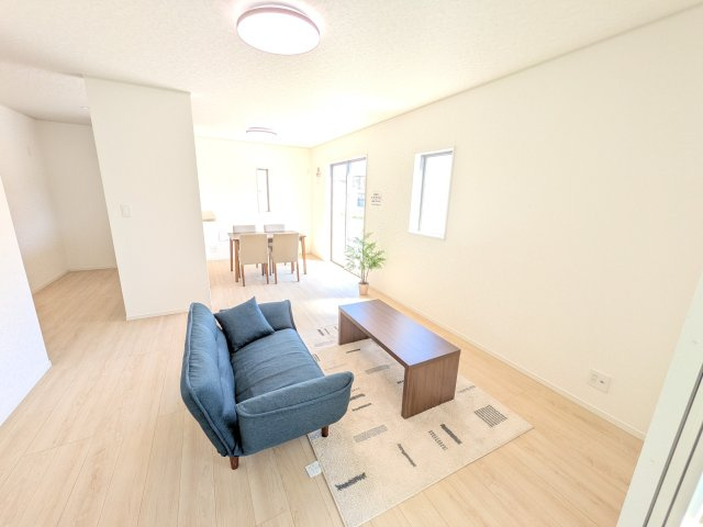土浦市天川　第4　新築戸建ての居間・リビング|居心地の良いデザインと機能性を両立。ご友人を招いたり、趣味を楽しんだり、様々なシーンで活躍する団らんの中心地です。