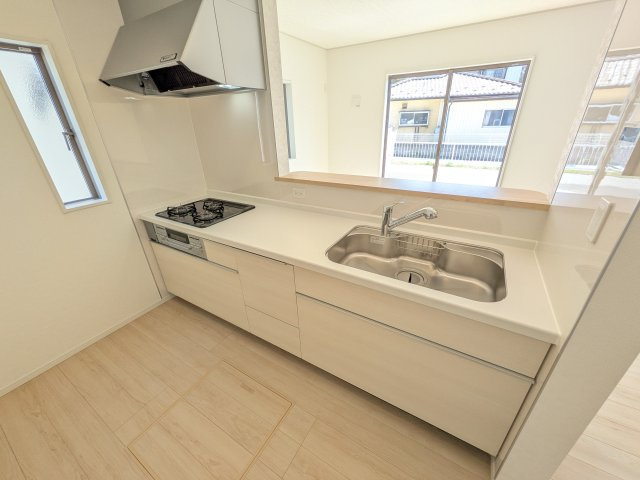土浦市天川　第4　新築戸建てのキッチン|対面式カウンターでリビングとの一体感を演出。使いやすい動線と豊富な収納で、毎日の料理時間も快適に過ごせます。