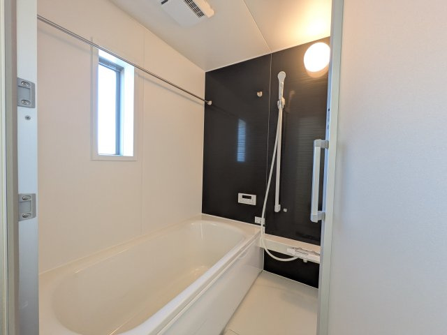 土浦市天川　第4　新築戸建ての浴室|1坪タイプのゆったりとしたバスルームは浴室暖房換気乾燥機付きで、どんな季節でも快適なバスタイムを満喫出来ます♪ 窓付きで明るく開放的なところも良いですね！