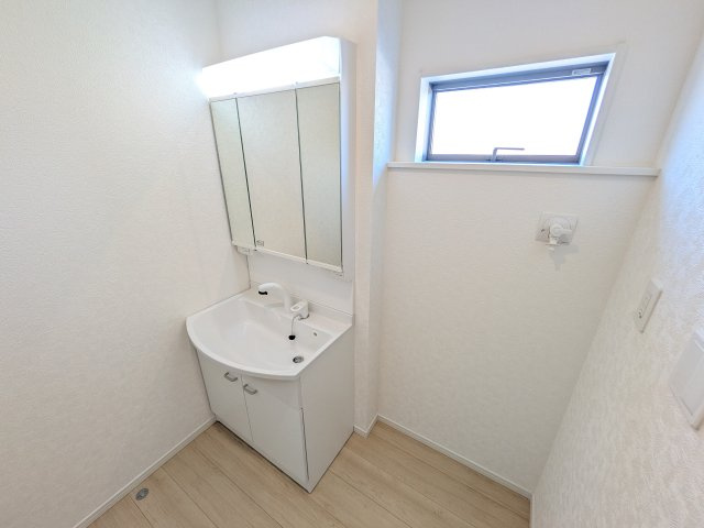 土浦市天川　第4　新築戸建ての独立洗面台|三面鏡の洗面化粧台はミラー扉の内側がすべて収納スペースになっており、収納力も魅力的です♪
ボックスティッシュも収納可能で、可変トレイは収納物に応じて高さ調整ができます！
取り外して洗えるので清潔です♪