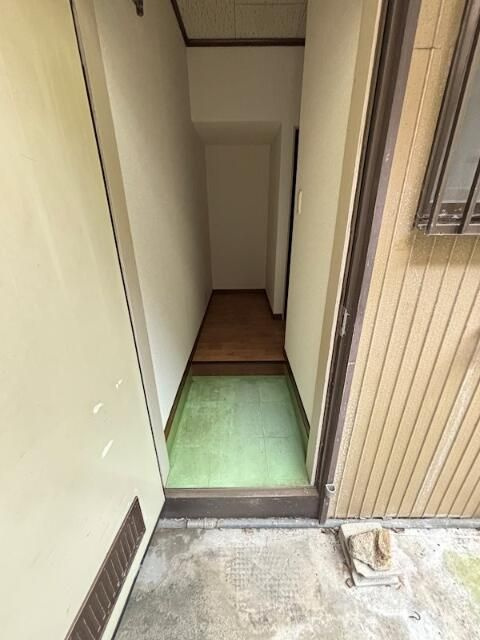 横須賀市追浜南町２丁目のアパートの玄関