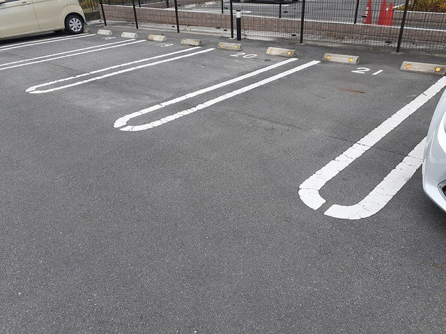 シカタ　シャンブレットⅠの駐車場