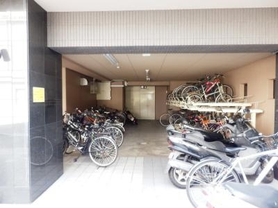 SHICATA　SIX　BLDG（シカタシスビルディング）の駐車場|駐輪場