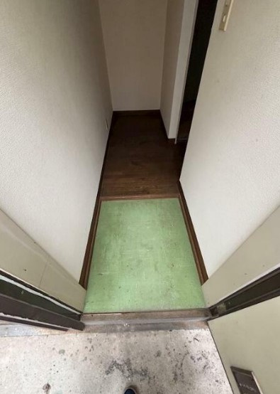 横須賀市追浜南町２丁目のアパートの玄関