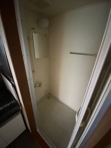 落ち着いた空間のシャワールームです