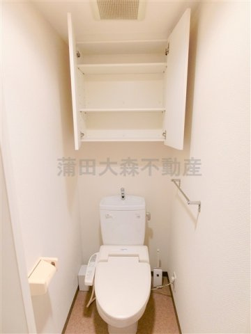 Urban　Link蒲田のトイレ|棚収納と温水暖房便座付きのトイレ