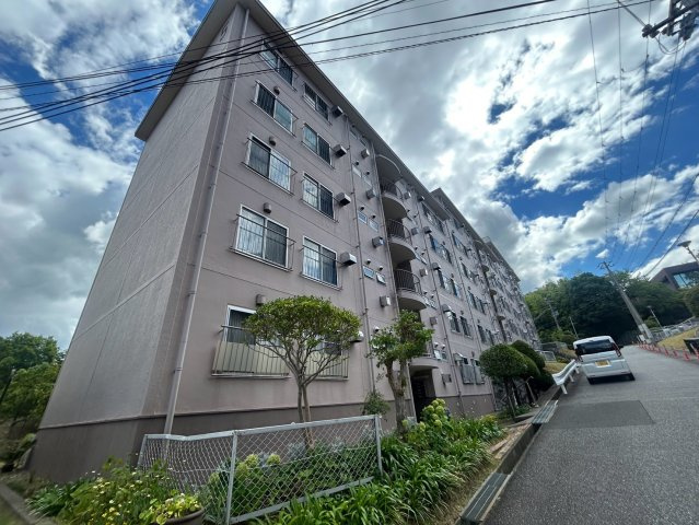 逆瀬川ハイツ5号棟の外観