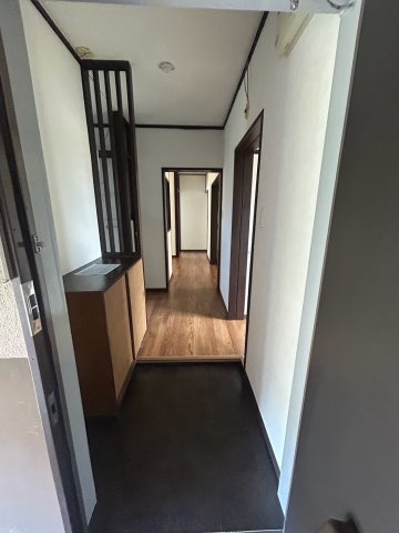 逆瀬川ハイツ5号棟のエントランス