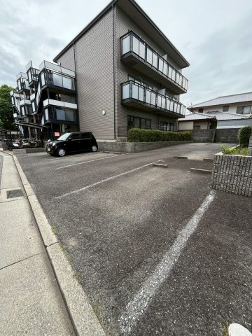 ハーモニーマンションA棟の駐車場