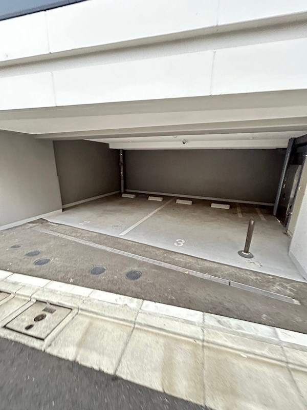 リージア下北沢の駐車場